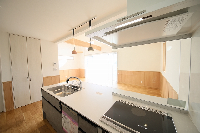 南向きのキッチンなので明るく、家事動線も抜群です。。