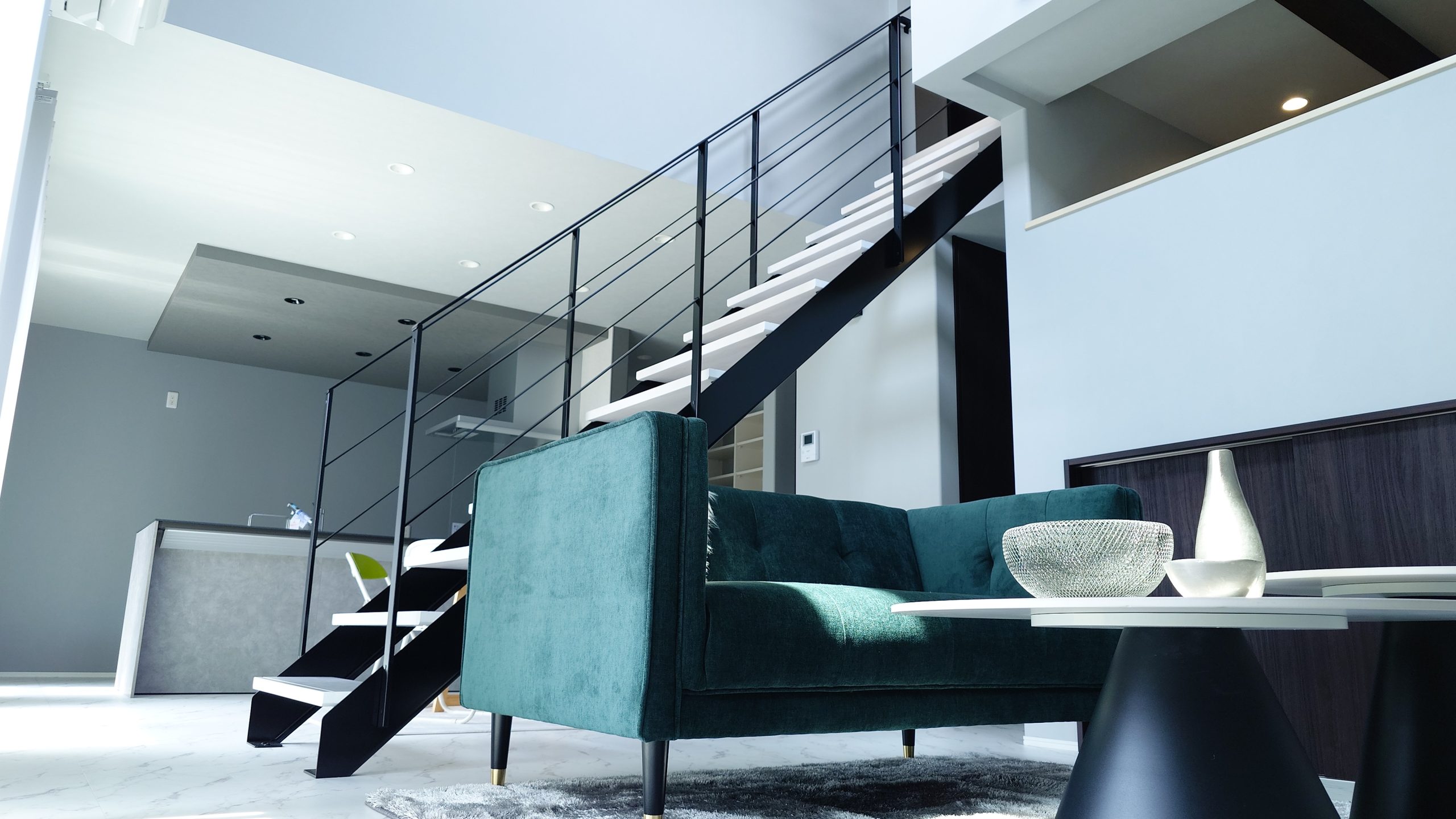 住まいの中央にある鉄骨階段が、リビングとダイニングをつなぐアクセントになり、光をさえぎらず家全体を明るく広く見せてくれます。