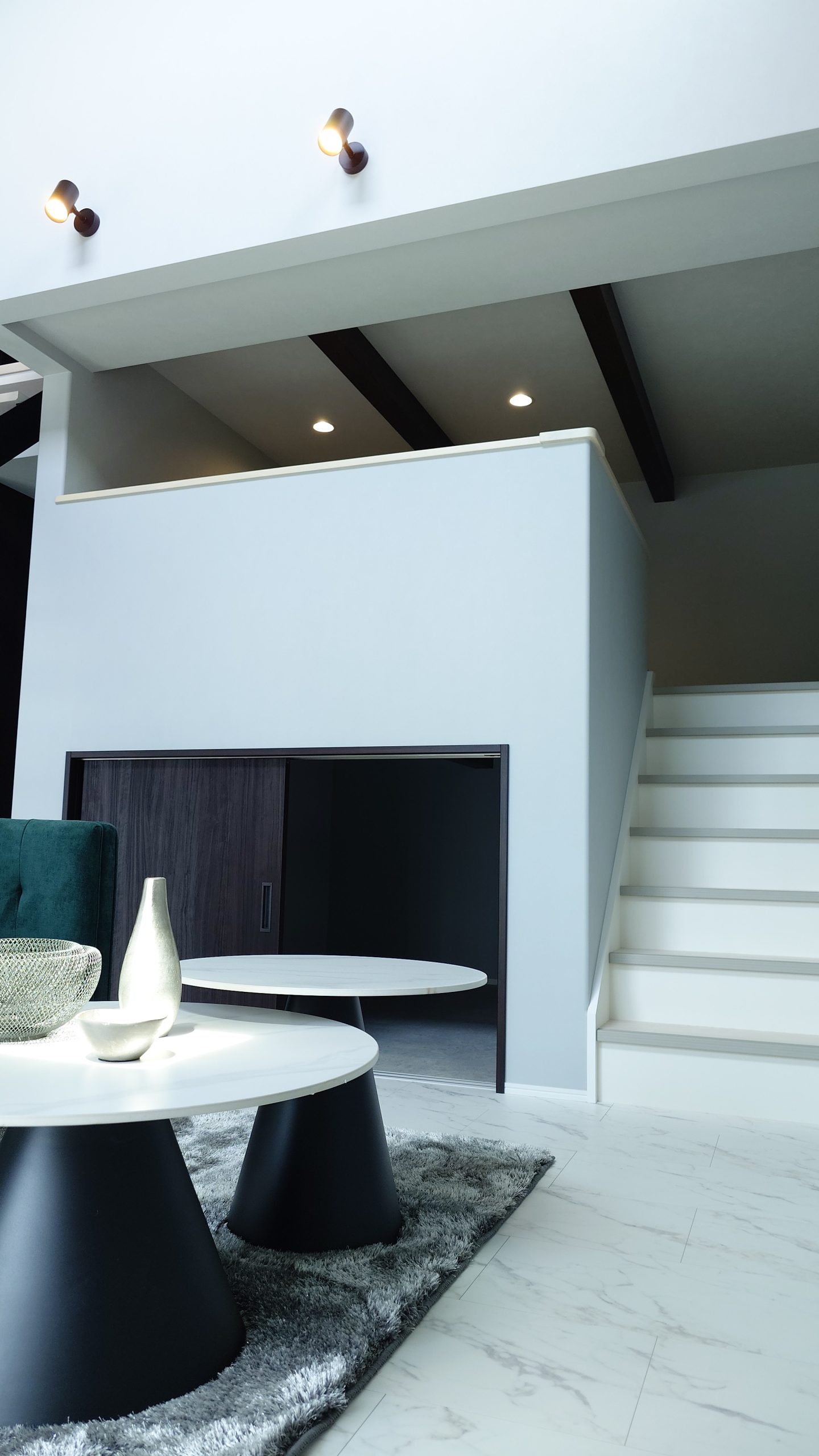 スキップフロアを設け、家の中心にもう一つの便利な中間空間をつくりました。視線が抜けて開放的で、家族が自然と集まる場所になります。