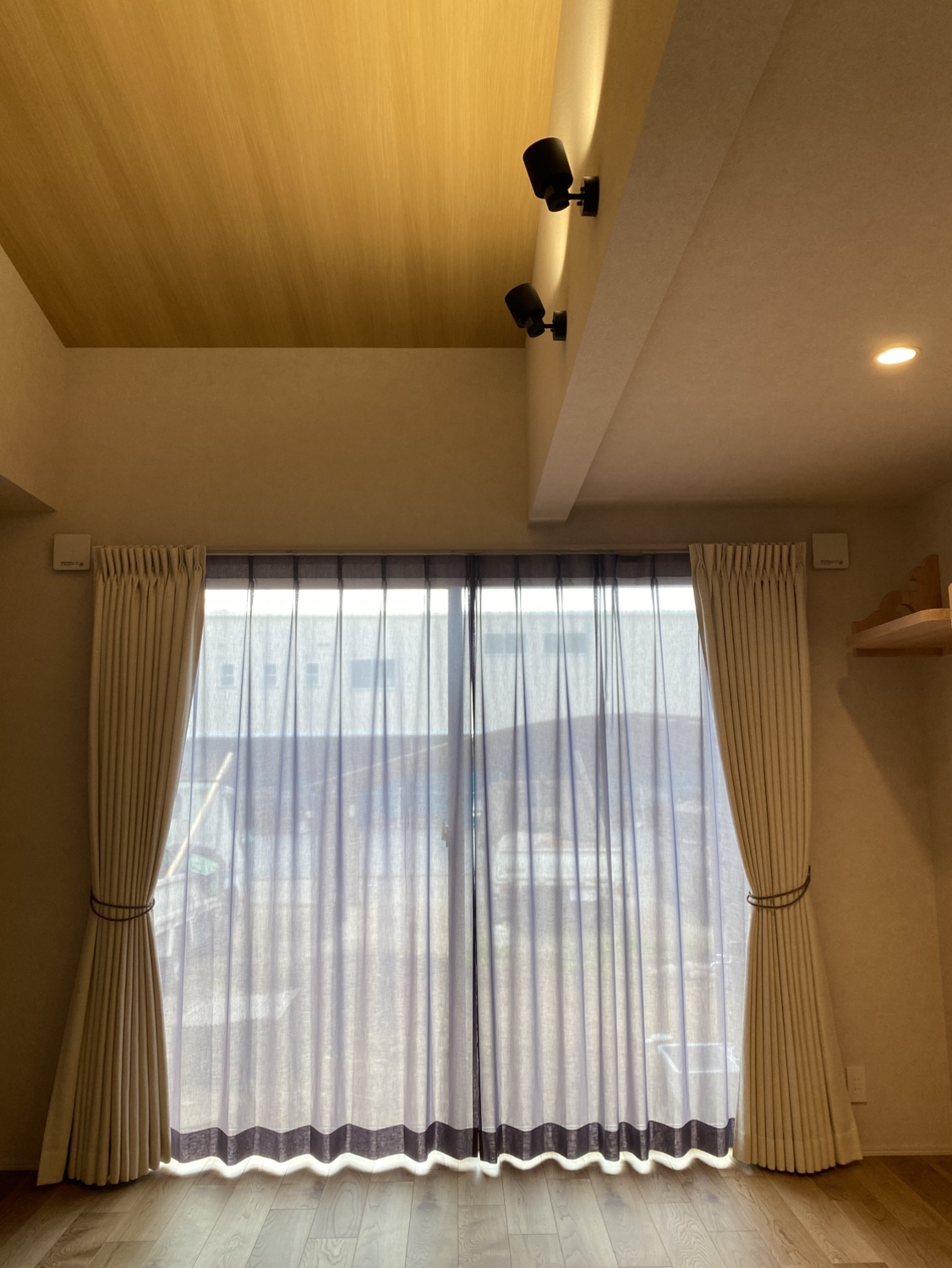 平屋でありながら、リビングに吹き抜けを設けることで、光と開放感を最大限に取り込んだ住まい。 天井の高さに変化をつけることで、ワンフロアでも広がりを感じられるリビングになりました。