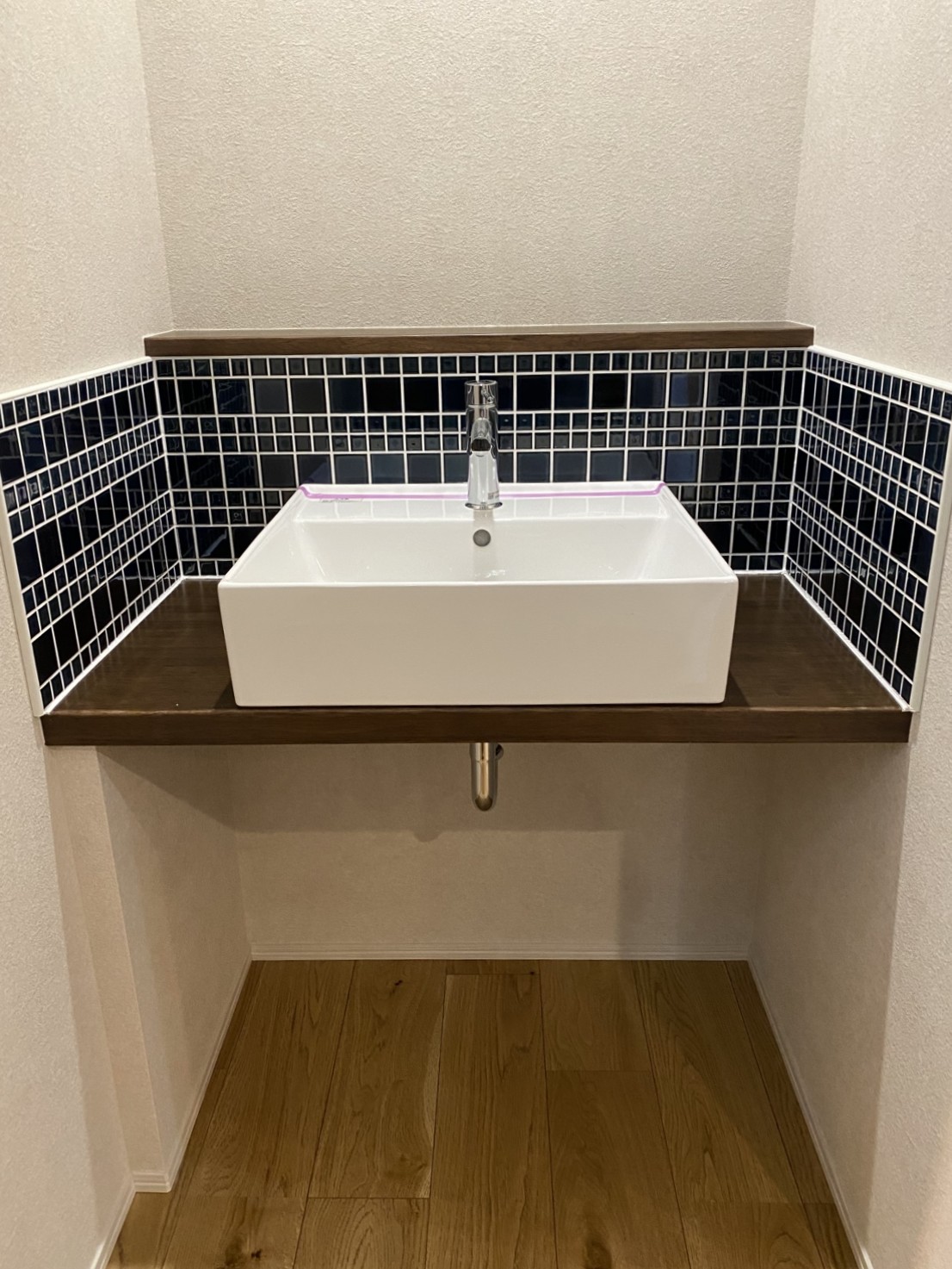 帰宅後すぐに使える、タイルが可愛い手洗いカウンター。 ちょっとしたデザインの工夫が、日常に気分の上がる瞬間をつくります。