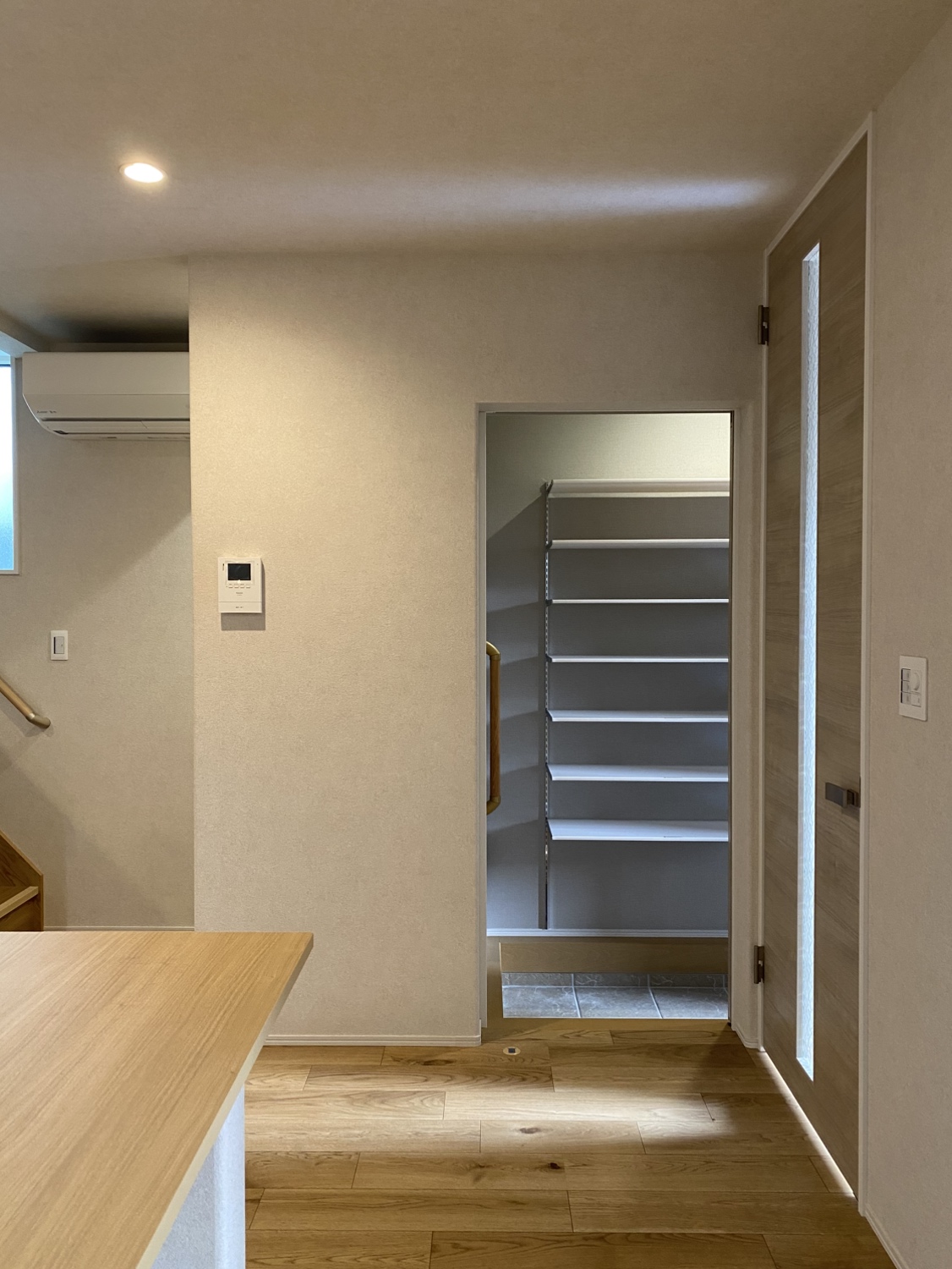 家族用玄関は、土間収納を通って室内へ。 靴や上着、外で使う物をすっきりしまえる、使い勝手のよい動線です。