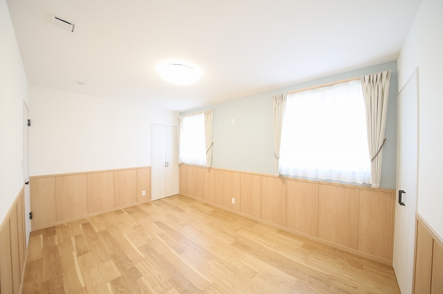 写真５ 8.2帖の寝室なので、子育て時に家族で過ごせます。ペット用の傷防止腰板も施工済。