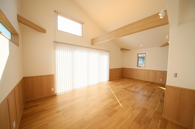 ン） 22帖のLDK+勾配天井。天井が高く広々とした空間で、優雅に暮らせます。しかも高気密・高断熱の家なので、冬暖かく夏は涼しく過ごせます。