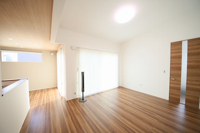 勾配天井を採用した広がりのあるリビング