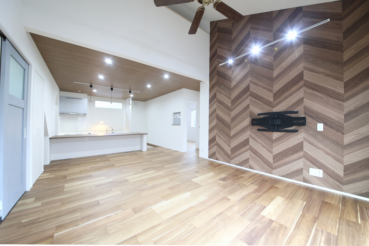 約14帖のLDKは勾配天井がロフトにつながり開放的な空間です