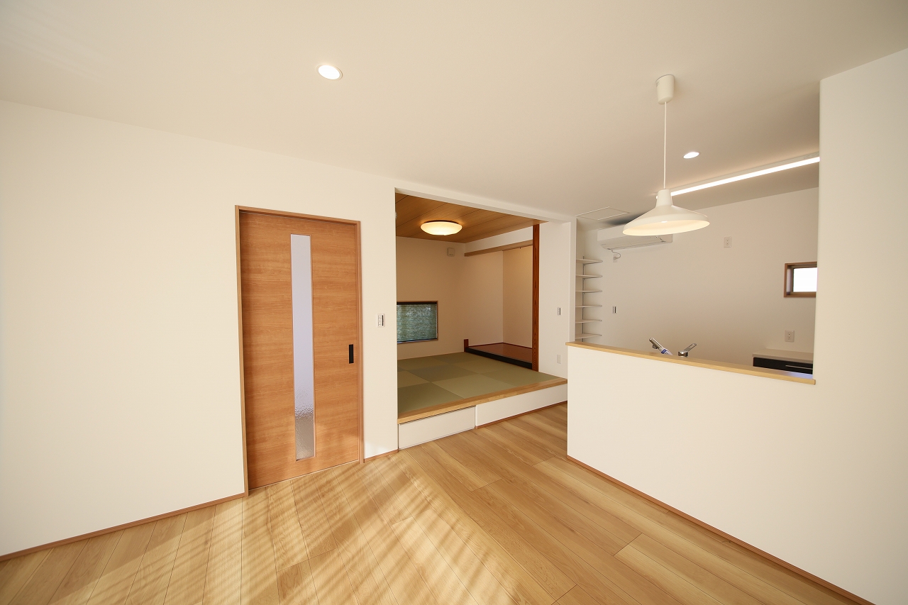 17.8帖のLDKに、落ち着いた3.7帖の小上がり畳コーナーを配置しています