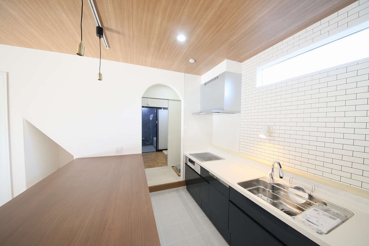 キッチンは一段下がった土間キッチンと収納十分なカウンターテーブル