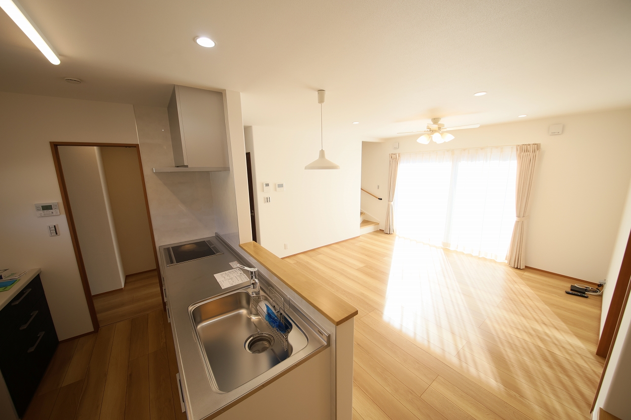 キッチンから納戸・水回りへのアクセス容易な配置となります