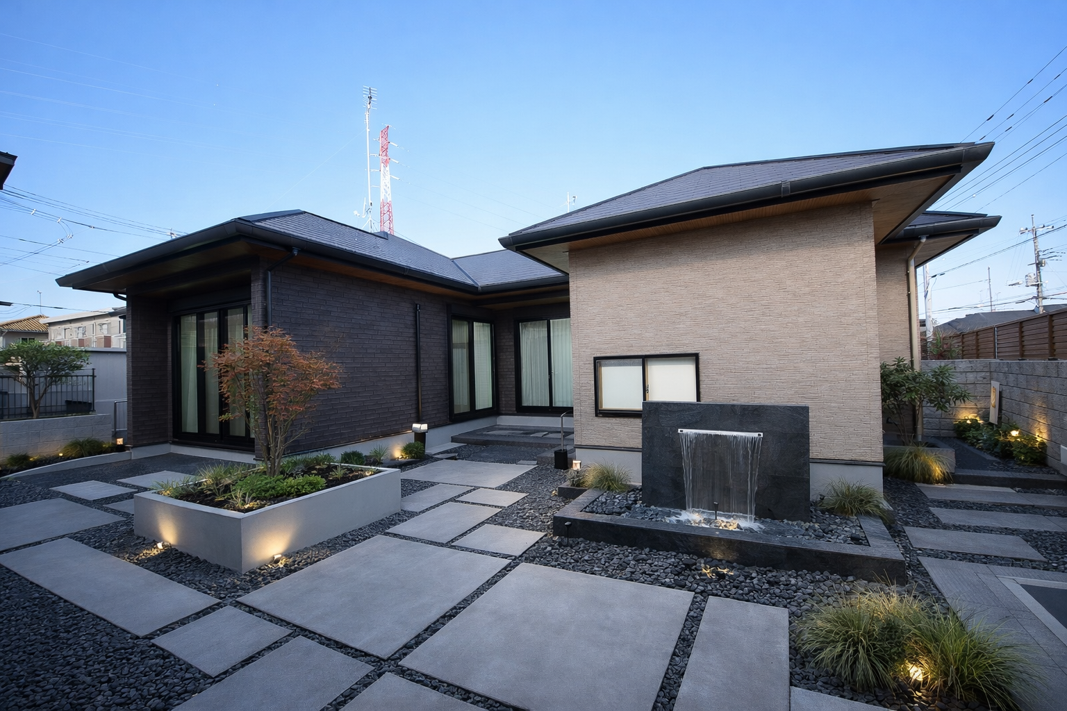 ダークトーンと明るい外壁を組み合わせることで、単調にならず、上質で洗練された印象に仕上げました。