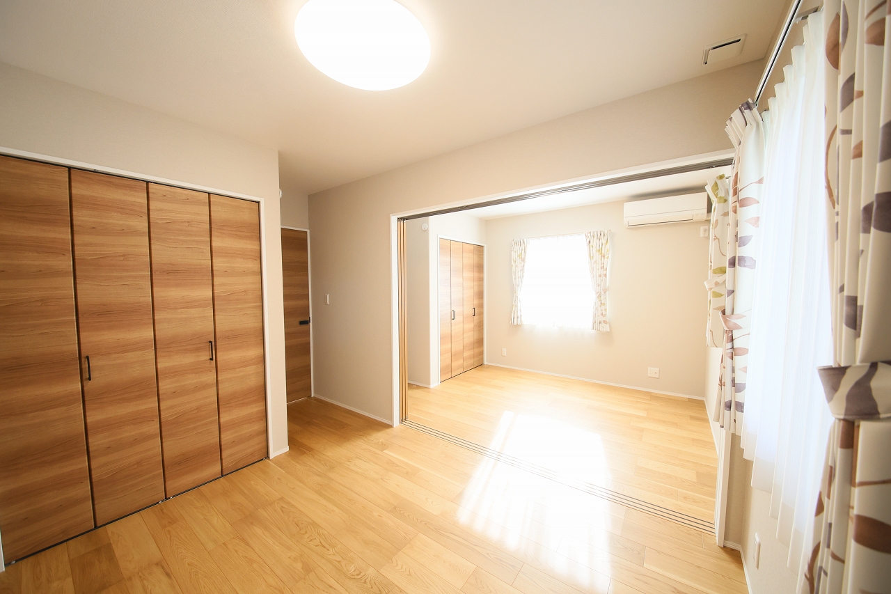 普段は広く、必要なときは仕切ることで、寝室・趣味室・将来の介護スペースなど、柔軟に使えます。